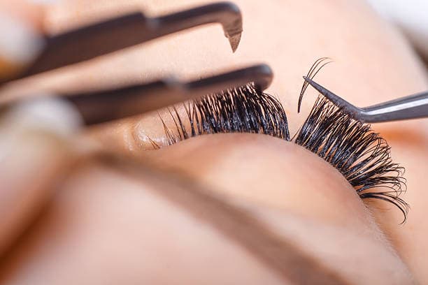 Détail d'une pose d'extensions de cils en soie