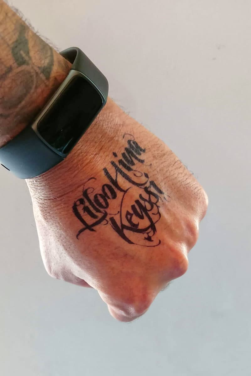 Tatouage Jagwa lettering — bracelet poignet