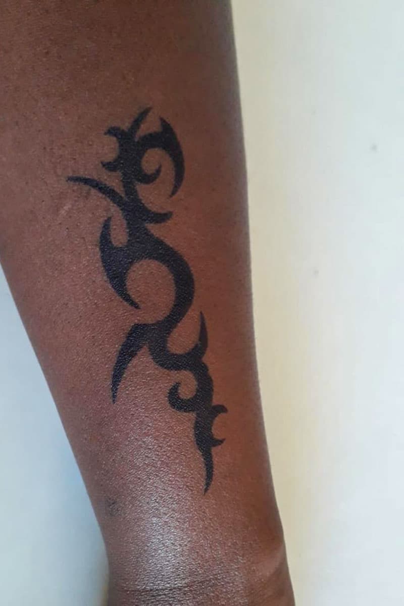 Tatouage Jagwa tribal — bleu nuit profond, tenue 1 à 3 semaines